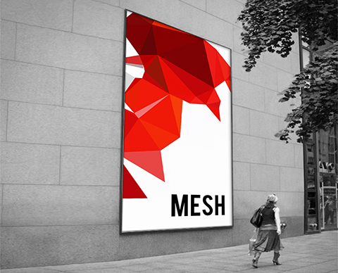 Banner mesh perforat montat pe fațada unei clădiri